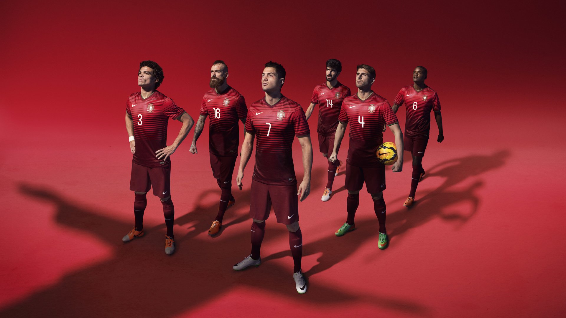 中国足球国家队攻防战术针对性训练取得进展，足球攻防战术原则